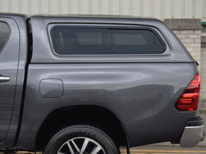 Aeroklas Stylish felépítmény - csúsztatható oldalüveg - Fényezett - Toyota Hilux 2016-