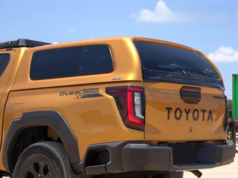 Aeroklas Stylish felépítmény - kipattintható oldalüveg - Alapozott - Toyota D/C 2026- - Felépítmény